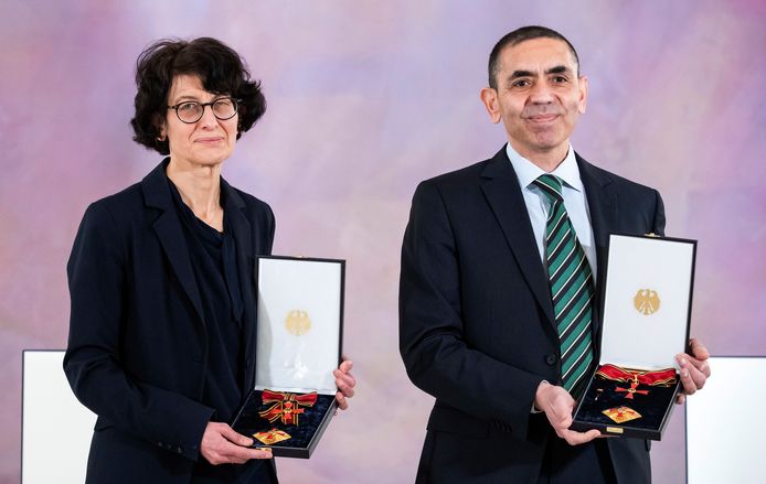 BioNTech-oprichters Ugur Sahin en Özlem Türeci kregen in maart 2021 de Orde van Verdienste van de Bondsrepubliek Duitsland.