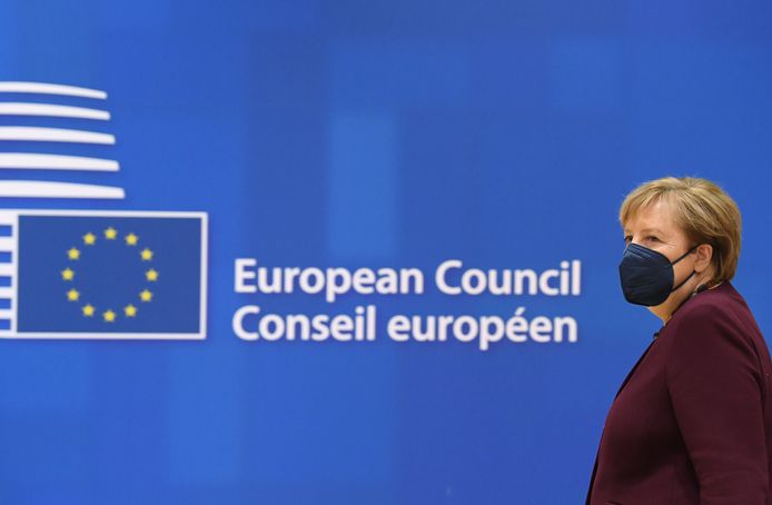 La chancelière allemande Angela Merkel arrive au deuxième jour d'un sommet de l'Union européenne (UE) au bâtiment du Conseil européen à Bruxelles, en Belgique, le 22 octobre 2021.