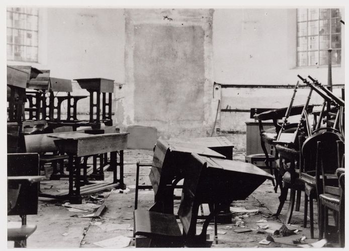 Het totaal verwoeste interieur van de synagoge aan de Drieringensteeg in 1945.