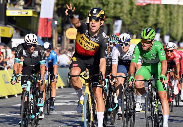 Alle ogen waren in Parijs gericht op Mark Cavendish, maar het was Wout van Aert die na zijn zeges als klimmer en tijdrijder ook nog de sprint won.