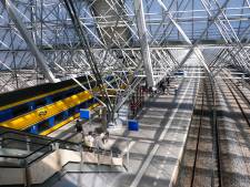 Treinreizigers stappen over zwaargewonde man op station Zaandam