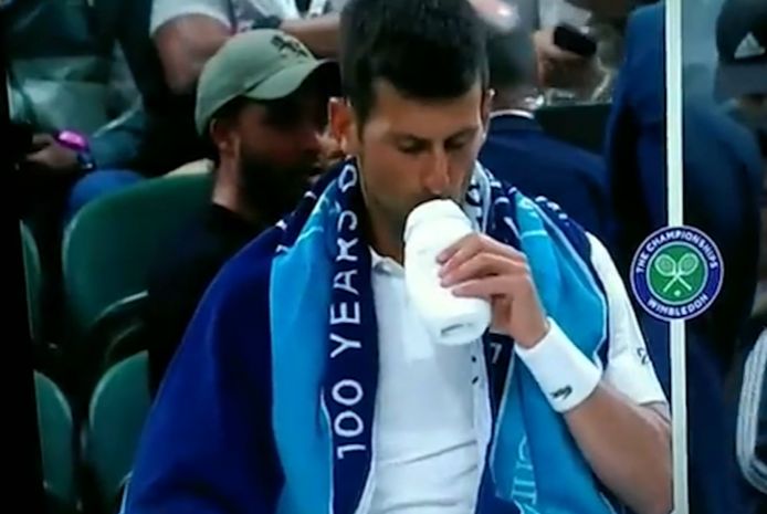 Novak Djokovic en de drinkbus.