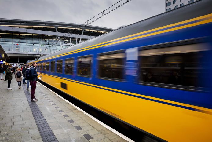 Reizigers in het station Utrecht Centraal.