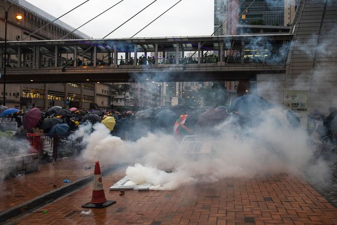 Het kwam tot schermutselingen tussen de politie en betogers in Hongkong. De politie reageerde onder ander met traangas en waterkanonnen op de demonstranten.