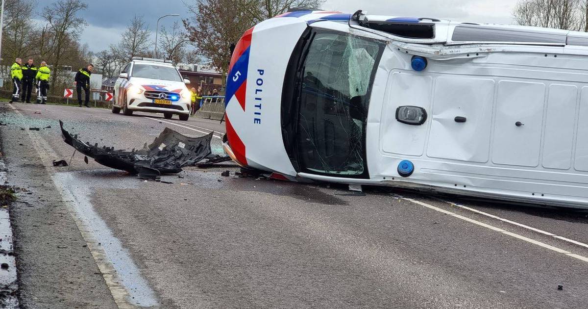 Ravage na ongeval met politiebus, agent gewond naar ziekenhuis - Tubantia.