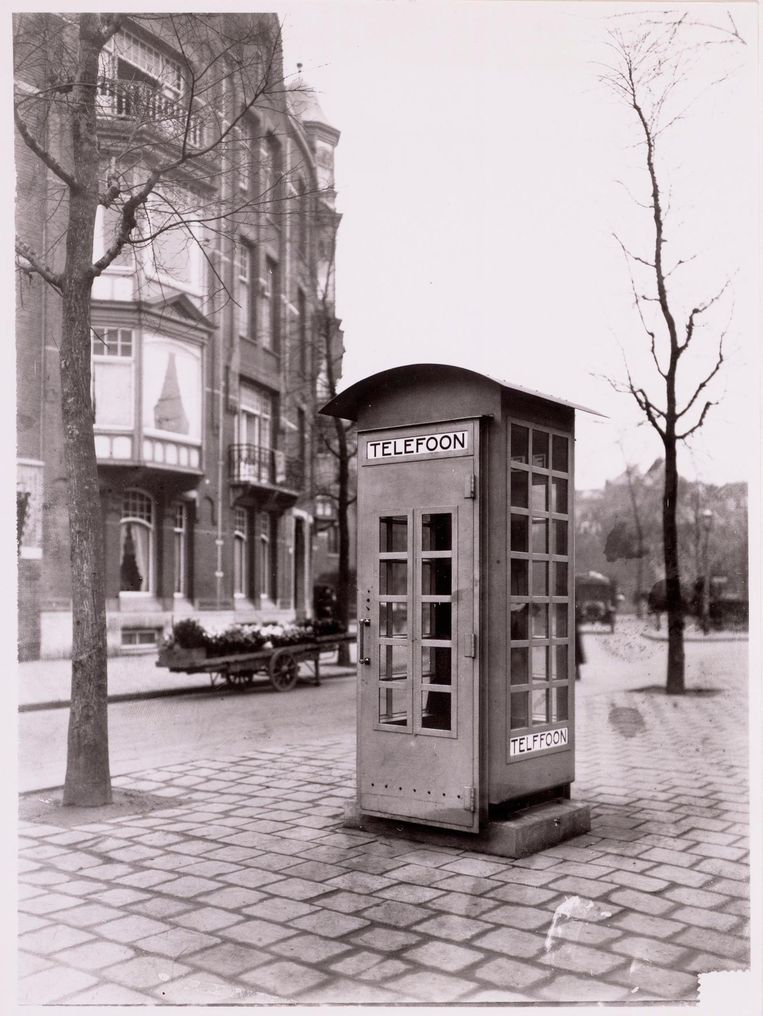 De eerste telefooncel in Nederland op de Emmalaan, circa 1931 Beeld Stadsarchief Amsterdam