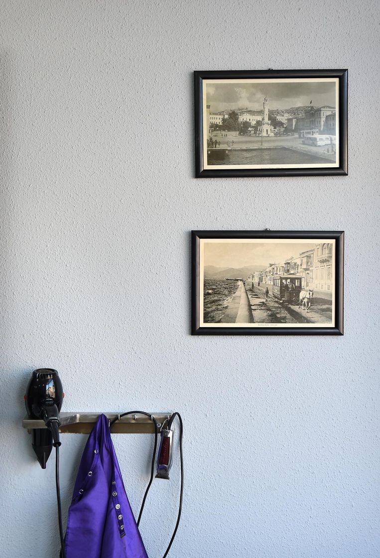 Aan de muur twee foto's van de Turkse stad Izmir Beeld Marcel van den Bergh