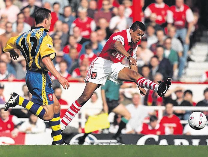 Glenn Helder in 1996 in actie namens Arsenal.
