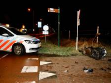 Auto klapt in alle vroegte op scooter in Oeffelt: vrouw gewond