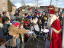 Sinterklaas bracht een extra vuistje mee om coronaproof de kindjes te begroeten.