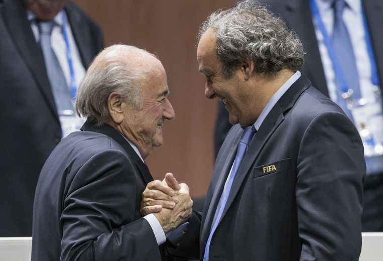Sepp Blatter met Michel Platini in mei. Beeld ap