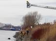 De brandweer rukte uit naar Zwijndrecht om te zoeken naar een mogelijk voertuig dat te water was geraakt in de Oude Maas.