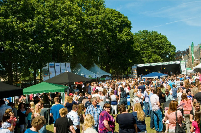 Superweer stuurt massa naar de Houtse Heuvel Foto bndestem.nl