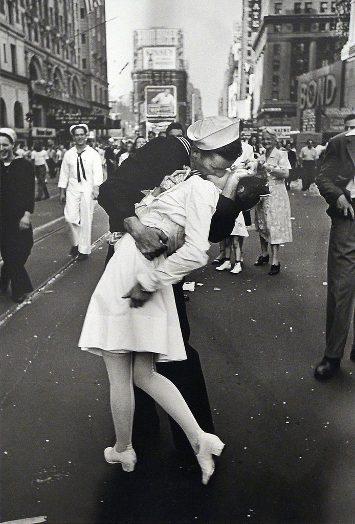 Een foto van de foto "VJ Day a Times Square, New York, NY, 1945" van Alfred Eisenstaedt.