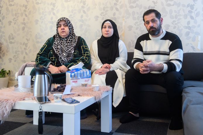 Syriërs Manar, Laila en Aiham Kalash (van links naar rechts) uit Geertruidenberg hebben veel familieleden verloren bij de aardbeving.