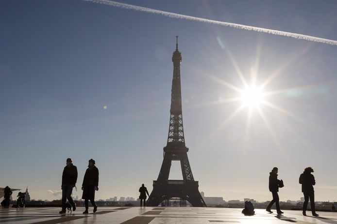 De Eiffeltoren zelf wordt op 16 december weer opengesteld voor het publiek.