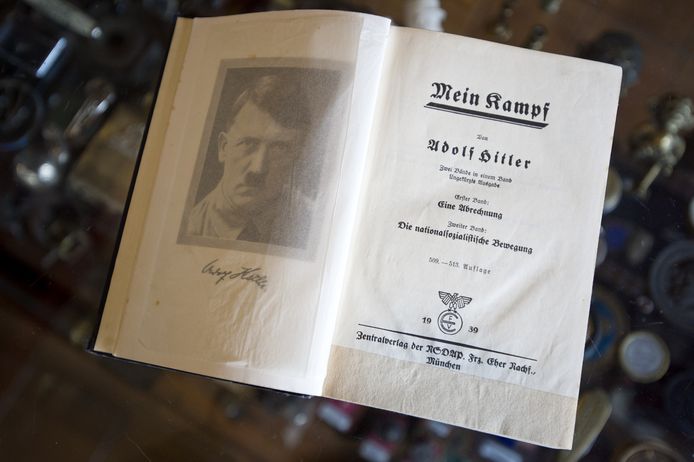 Archieffoto ter illustratie van het boek Mein Kampf.