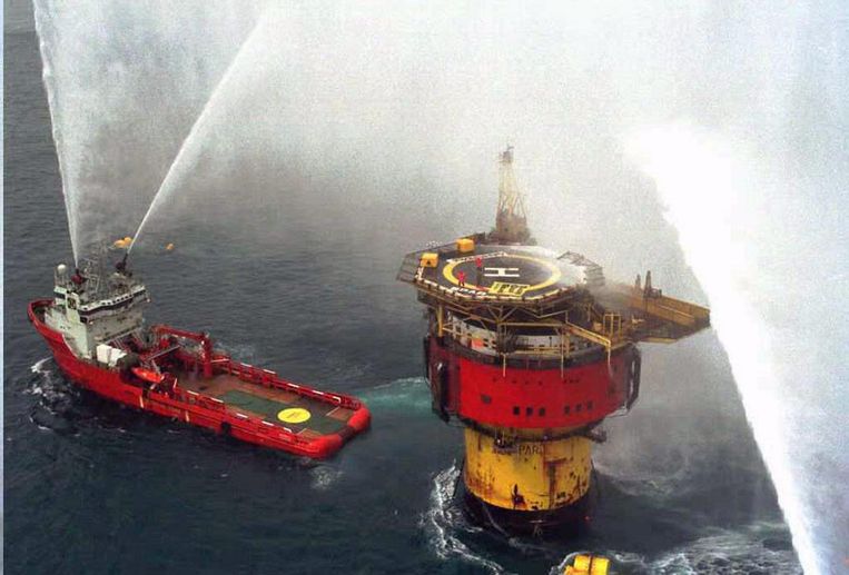 Actievoerders van Greenpeace bezetten in 1995 de Brent Spar, een drijvende opslagkamer voor olie die Shell na gebruik wilde laten afzinken in de Noordzee. Beeld AFP