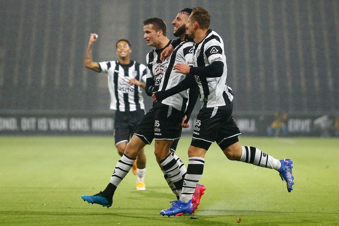 Lucas Schoofs en Kaj Sierhuis vieren de 2-1 met doelpuntenmaker Ismail Azzaoui. Later zou ook Sierhuis zelf scoren vanuit een vrije trap.