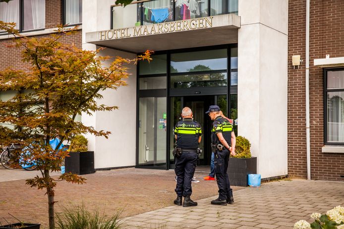 Agenten bij het hotel in Maarsbergen waar Aleksandra dood gevonden werd.