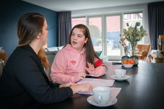 Beeld uit Huissen: leerlinge Sophie Burgemeester en moeder Eveline Scholten bezig  met biologie thuis. Bij het OBC Huissen zijn alle klassen naar huis gestuurd, en hebben leerlingen alleen online les.