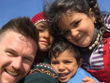 Johnny de Mol biedt asielzoekers hoop, A-Team-style