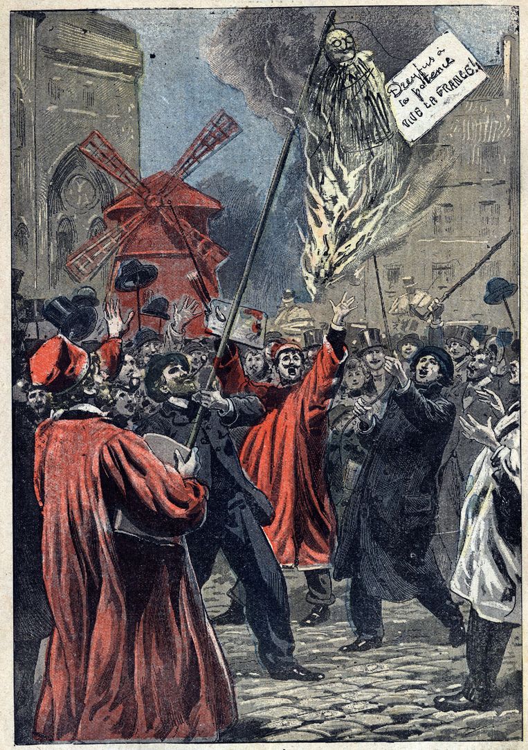 Afbeelding van een antisemitische betoging in de Parijse wijk Montmartre (1898), naar ­aanleiding van de Dreyfus­affaire. Beeld BELGAIMAGE