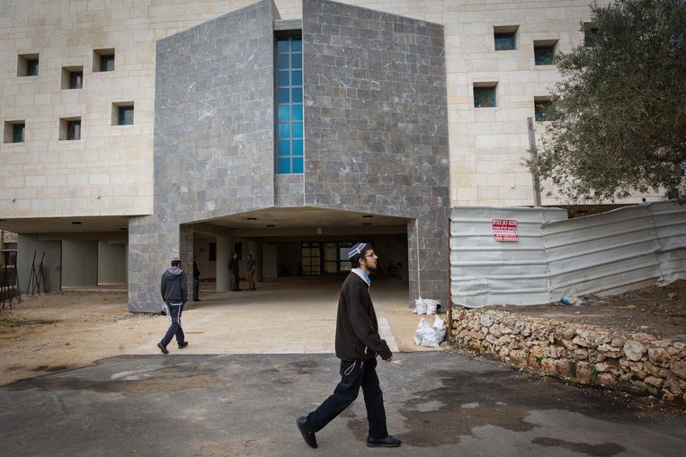Het gebrouw van de Yeshiva, de grootste religieuze onderwijsinstelling in Beit El. Beeld Cigdem Yuksel