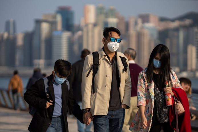 Chinezen dragen mondkapjes in Hongkong.