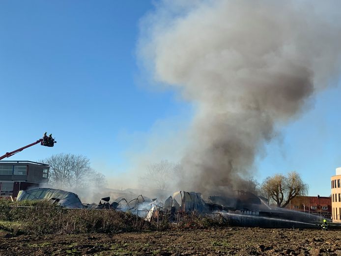 Grote brand in loodsen Zaltbommel