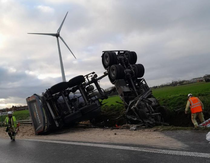 De vrachtwagen kantelde in de gracht naast de E40 in Melle richting Brussel en de chauffeur is in levensgevaar.