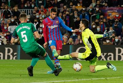 Barcelona viert jubileum Pique met 4-0 cijfers tegen Osasuna