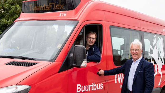 Theo Hagedoorn (R) van de buurtbus vertelt dat de bus weer volop gaat rijden. Vrijwilligers kunnen zich nog aanmelden. Anton Schooten (L) is één van hen.