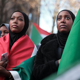 Onder de Dom klinkt een machteloze hulpkreet: ‘Als ik stop met praten, is Soedan pas echt dood’