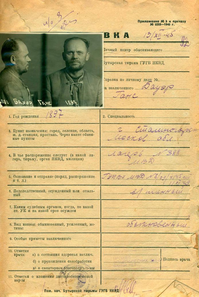 Een document met informatie over de toen al gearresteerde Hans Baur. Het dateert van 13 december 1945.