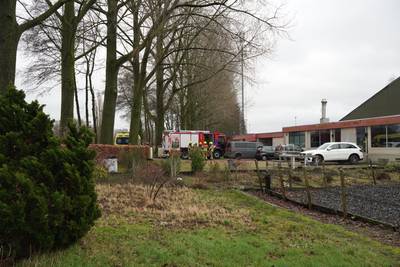 Accu van vrachtauto explodeert, man krijgt accuzuur in gezicht