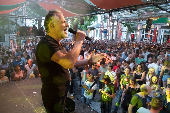 George Baker op het Faberplein tijdens de Vierdaagsefeesten .