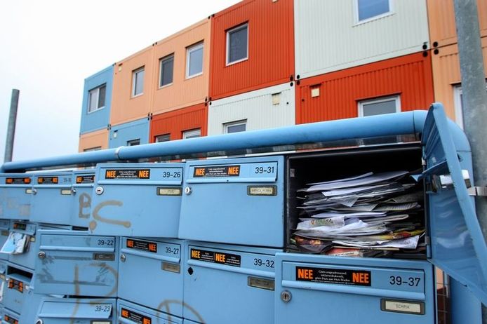 Uitpuilende postbussen bij de studentenboot. Foto Tom van Dijke