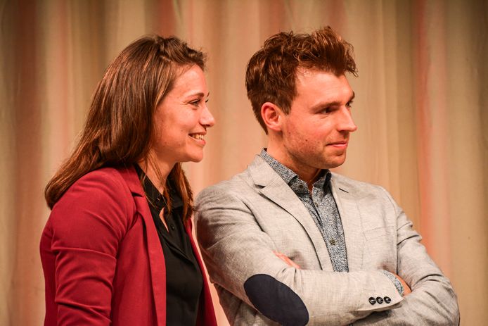 Marieke de Groot en Stijn Peelman tijdens de ploegvoorstelling op fietsbeurs Velofollies.