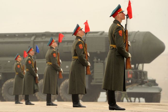 Een Russische Topol-langeafstandsraket op het Rode Plein in Moskou. Sinds 1987 hebben de VS en Rusland al hun middellange afstandsraketten vernietigd.
