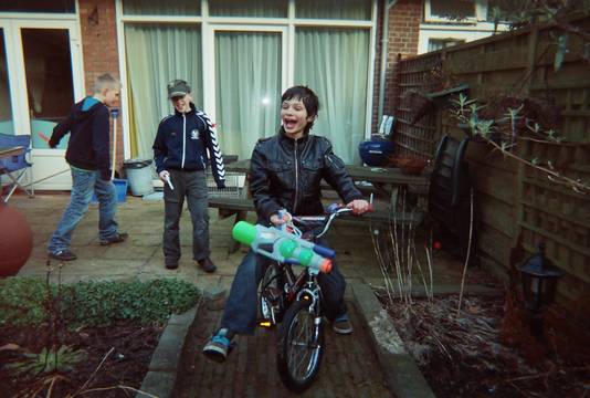 Een van de foto's die de toen tienjarige Koen maakte in zijn tuin in Den Haag.