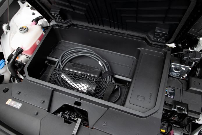 Het extra bagagebakje in de neus van de Niro EV is net groot noeog voor je laadkabel.