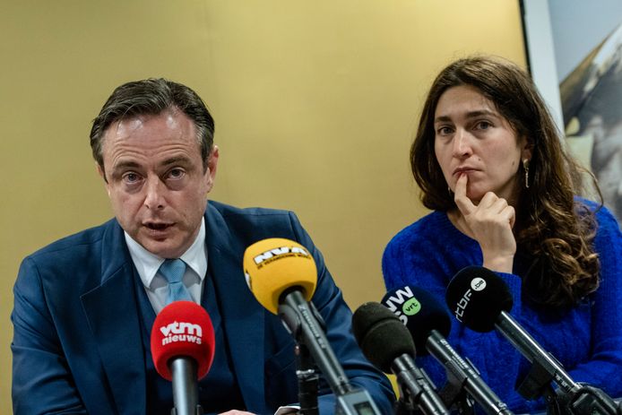 Staatssecretaris voor Gelijke Kansen Zuhal Demir naast N-VA-partijvoorzitter Bart De Wever.
