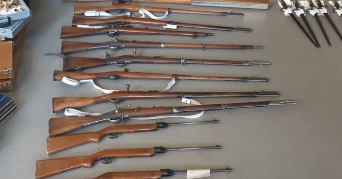 Een flinke hoeveelheid wapens en munitie is dinsdagmiddag gevonden in een huis aan de Klaphekkenstraat in Oss.