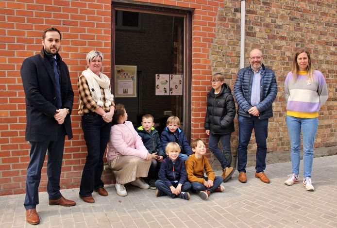 Op verschillende ramen in Snaaskerke kan je verhalen terugvinden voor de kinderen.