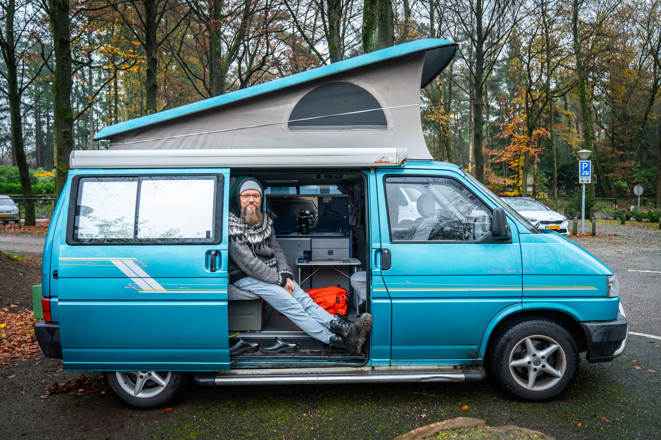 ritme Wacht even Zonnebrand Peter werd gek van de drukte rond zijn flatje, nu werkt hij vanuit zijn  camper in de bossen | Foto | destentor.nl