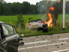 Auto vliegt in brand na frontale aanrijding op N731 bij Glane