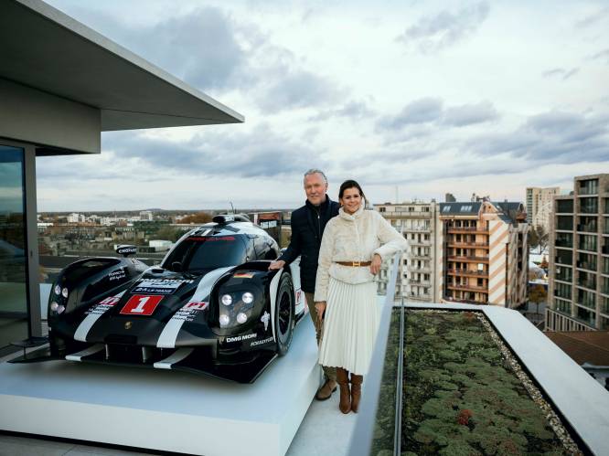 Er staat een Porsche op het terras: Luc (55) koopt droomwagen als sierstuk en laat hem acht verdiepingen hoog takelen
