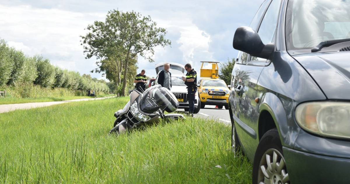 Uitwijkmanoeuvre bij Giethoorn eindigt in botsing: motorrijder naar het ziekenhuis.