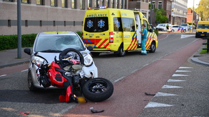 Motorrijder Gewond Na Botsing Met Auto Op Kanaaldijk In Helmond Helmond Ed Nl